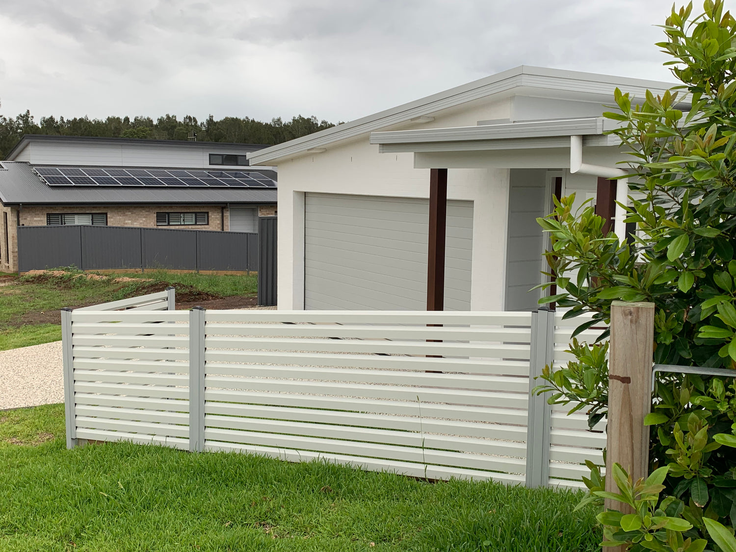 Loov-A-Slat aluminium slat fencing panel front fence