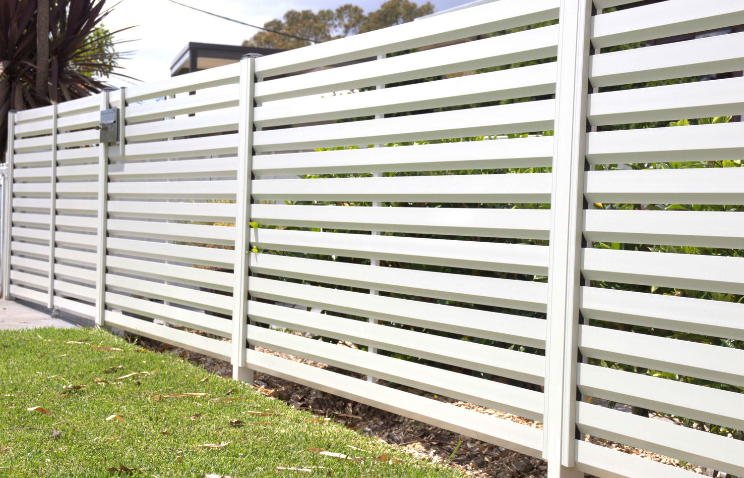 Loov-A-Slat aluminium slat fencing panel front fence